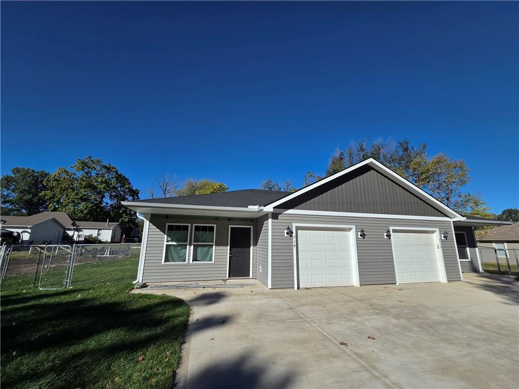 32 E 7th St, Adrian, MO 64720