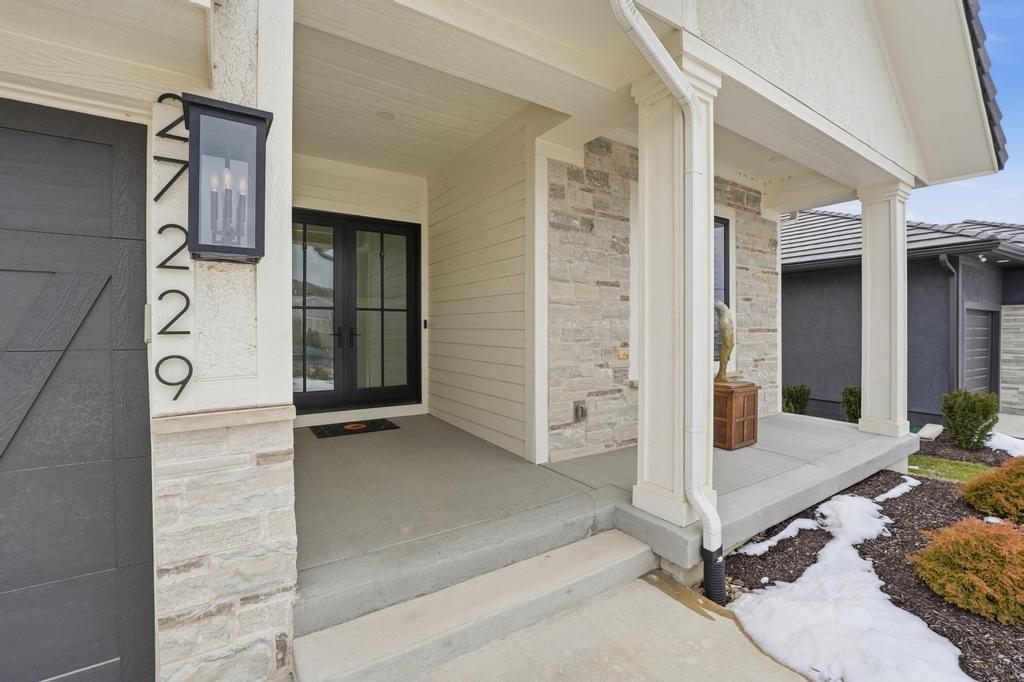 27229 W 100th Ter, Olathe, KS 66061