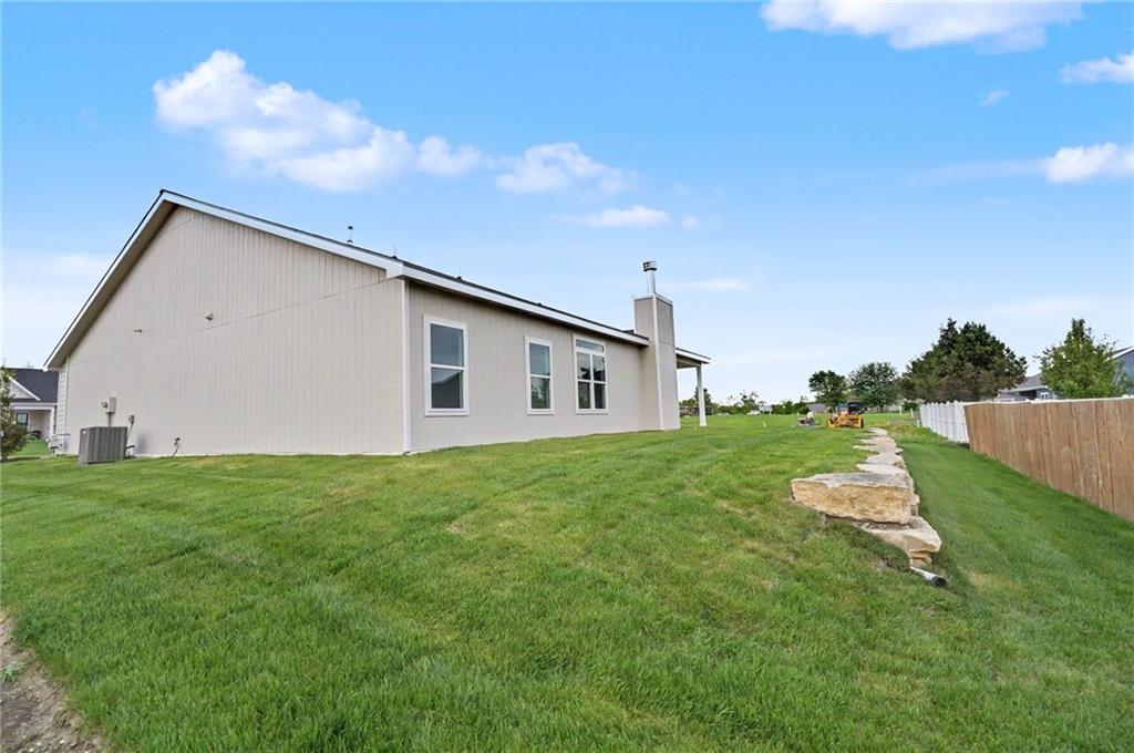 1013 Bluestem Cir, Baldwin City, KS 66006