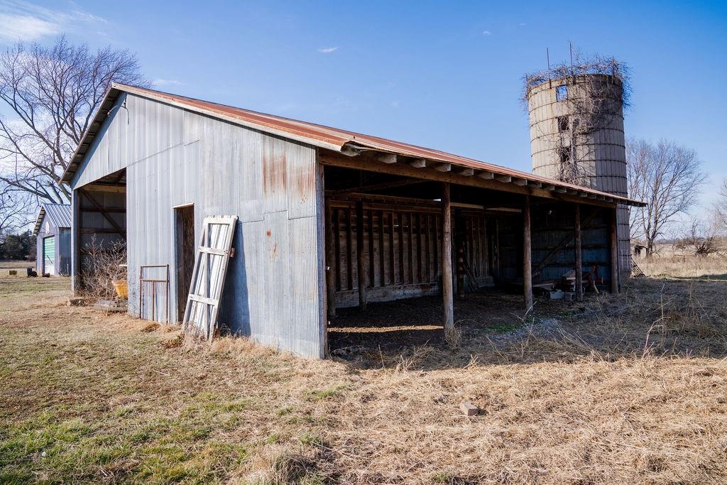 20081 Spring Hill Rd, Parsons, KS 67357