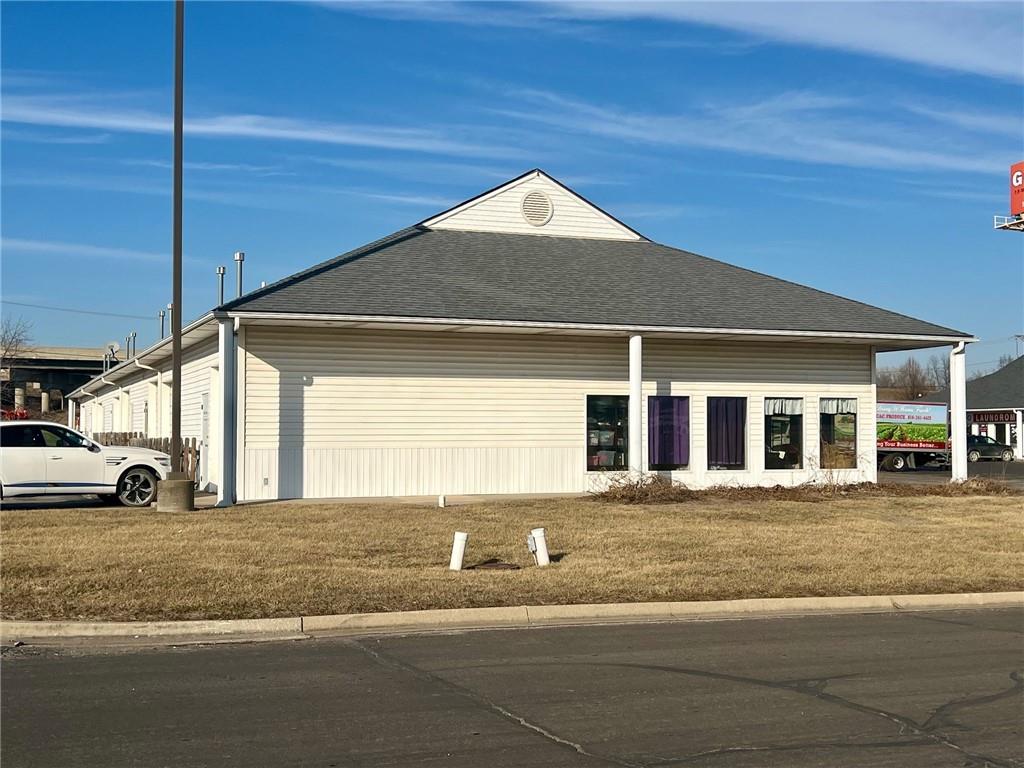 309 E Park Ln, Odessa, MO 64076