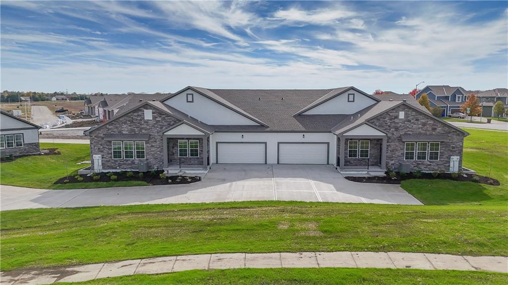 135 S Diane Dr, Olathe, KS 66061