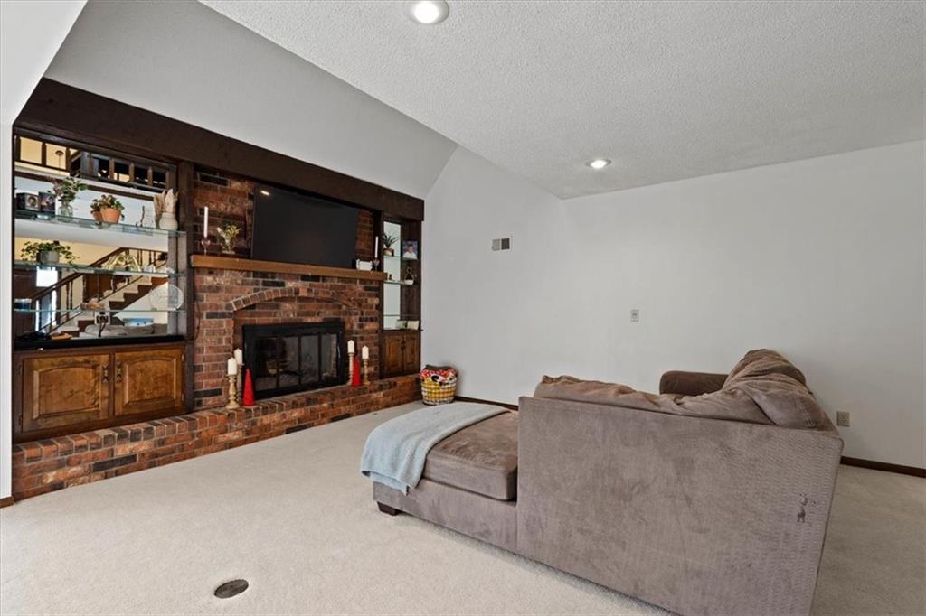 217 Woodbridge Ln, Kansas City, MO 64145