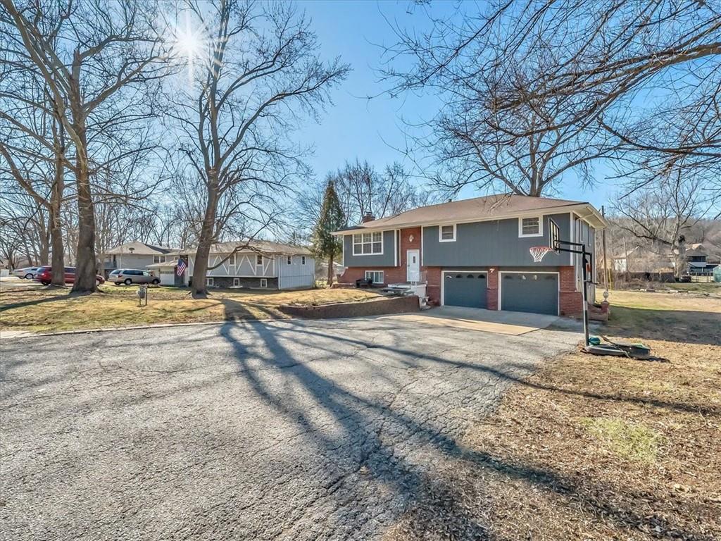 702 Lakewood Rd, Bonner Springs, KS 66012