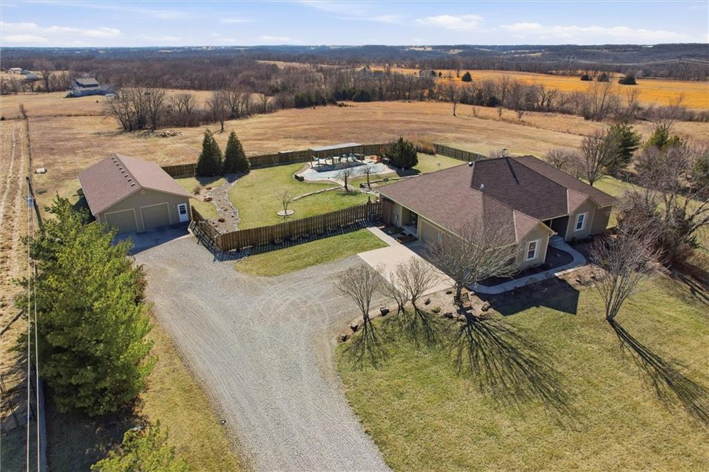 25605 Parallel Rd, Tonganoxie, KS 66086