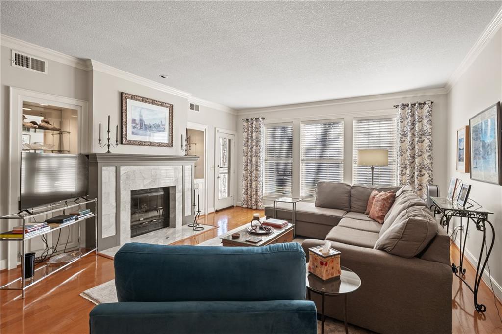 3936 Shawnee Mission Pw, Fairway, KS 66205