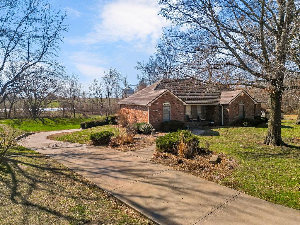13 Skyline Dr, Adrian, MO 64720