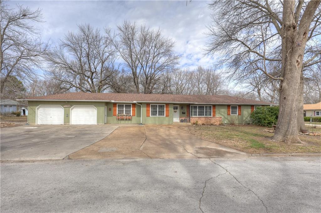 114 E Howard St, Girard, KS 66743