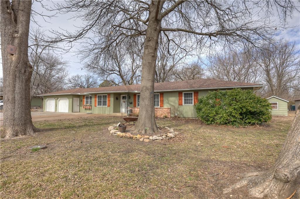 114 E Howard St, Girard, KS 66743