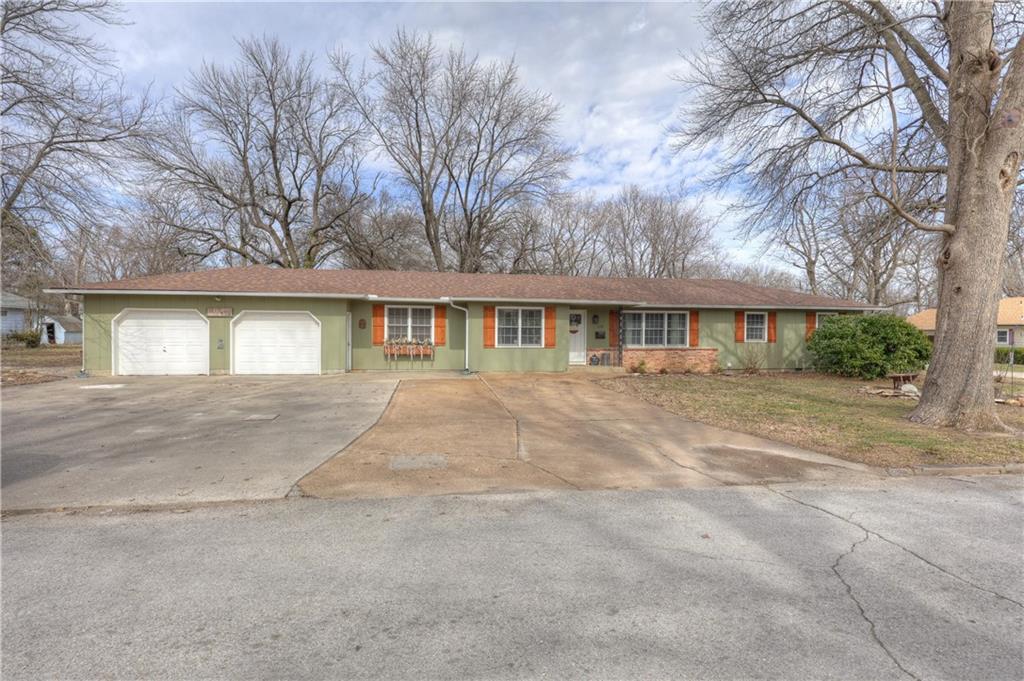 114 E Howard St, Girard, KS 66743