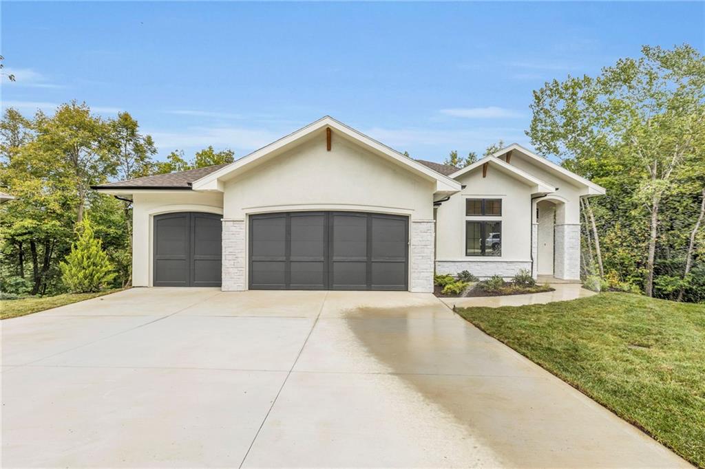 10404 River Hills Dr, Parkville, MO 64152