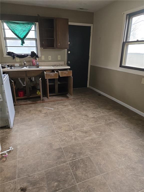 316 E 5th St, Tonganoxie, KS 66086