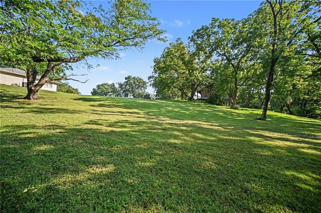 6501 NW Valley View Dr, Parkville, MO 64152