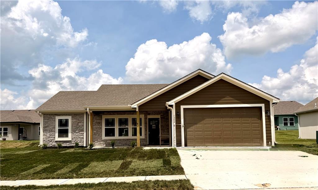 1302 NE Sequoia Ct, Oak Grove, MO 64075
