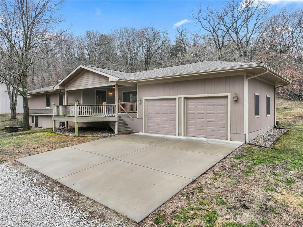 25293 Dehoff Dr, Tonganoxie, KS 66086