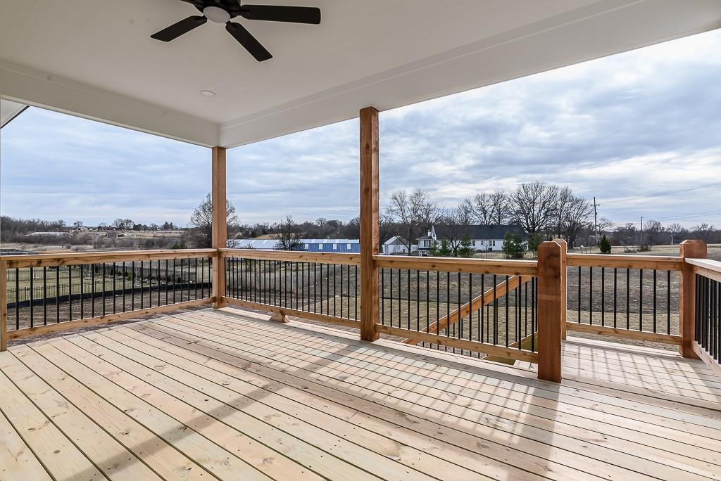 2807 Stone Creek Ave, Tonganoxie, KS 66086