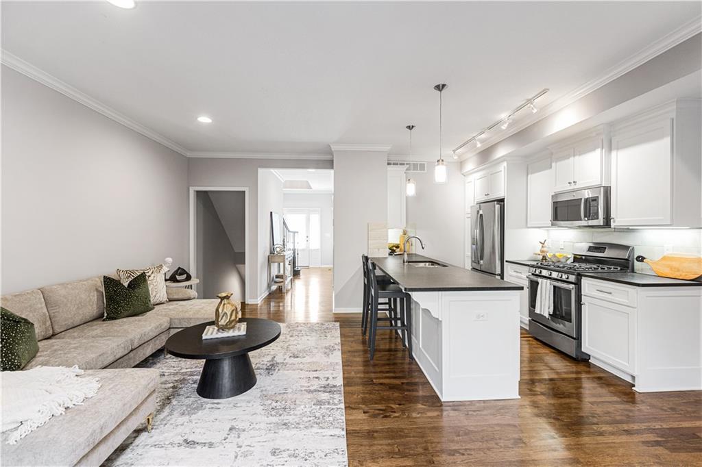 4450 Summit St, Kansas City, MO 64111