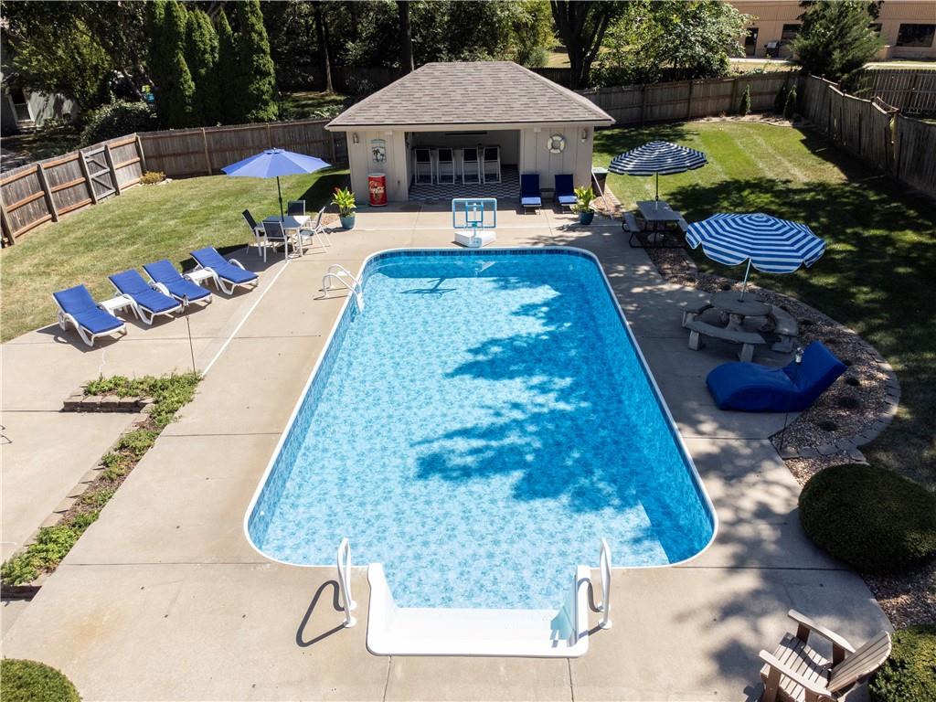 1303 NW Hawk Creek Dr, Blue Springs, MO 64015