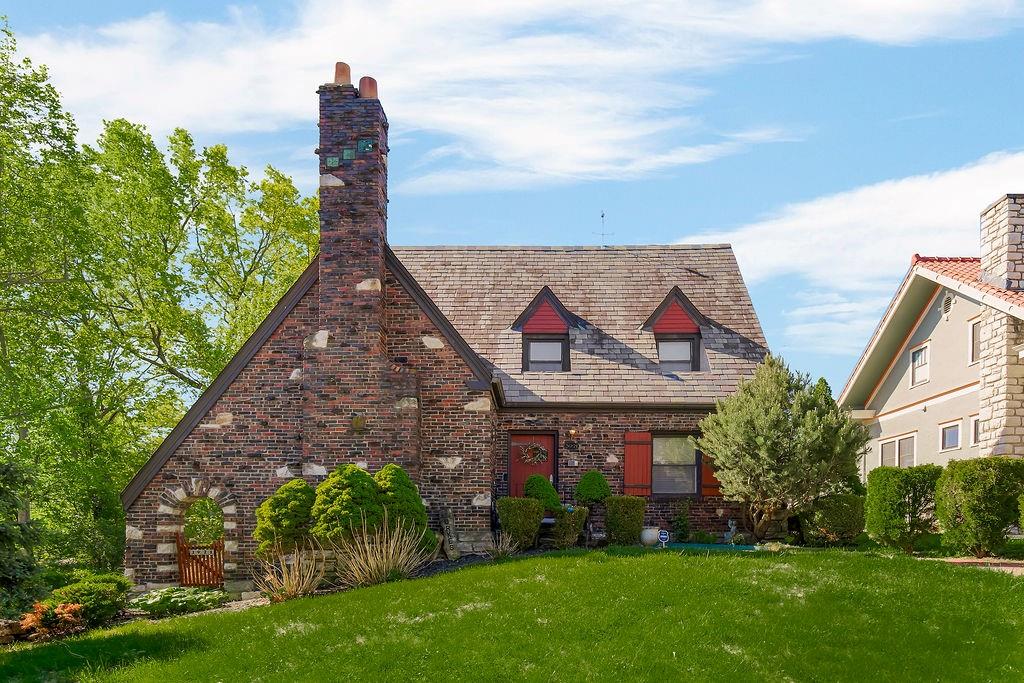 3921 Sunrise Dr, Kansas City, MO 64123