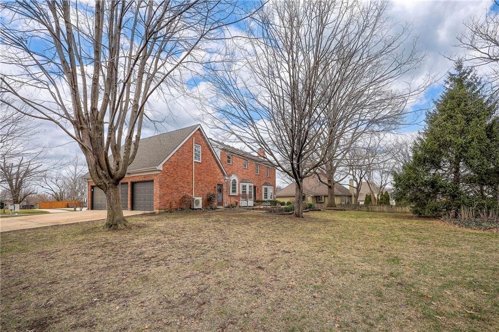 12113 Cherokee St, Leawood, KS 66209