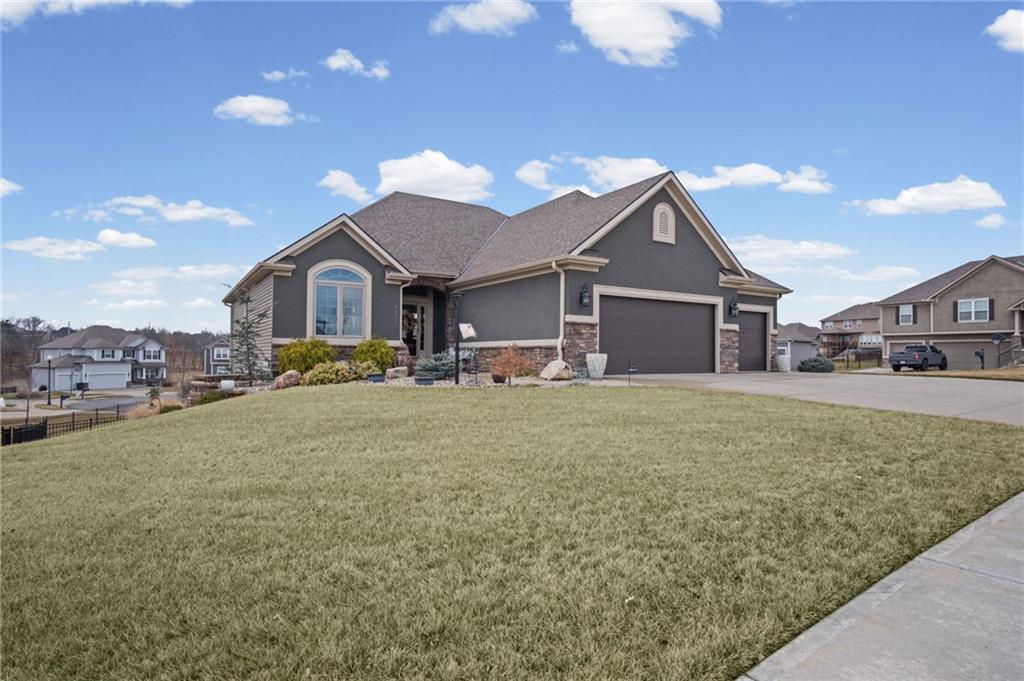 4600 Greystone Dr, St Joseph, MO 64505