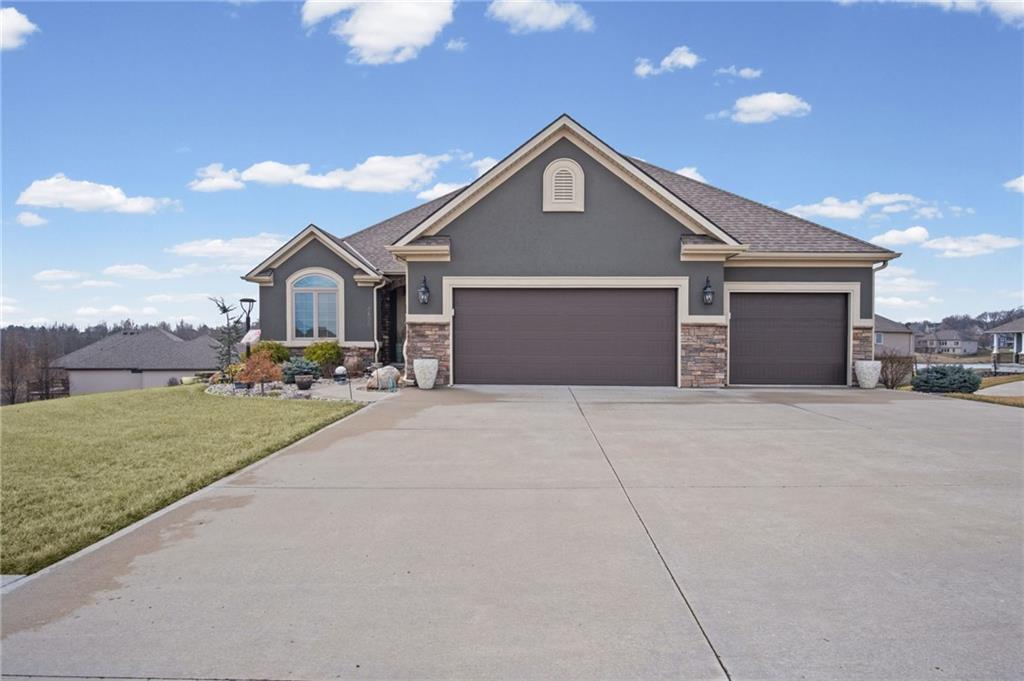 4600 Greystone Dr, St Joseph, MO 64505