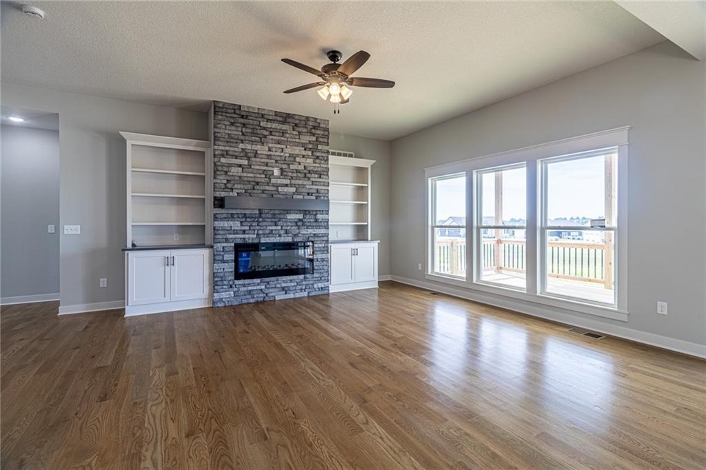 4700 Woodland Shores Ct, St Joseph, MO 64505