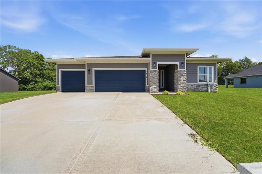 1810 Halls Creek Ave, Raymore, MO 64083