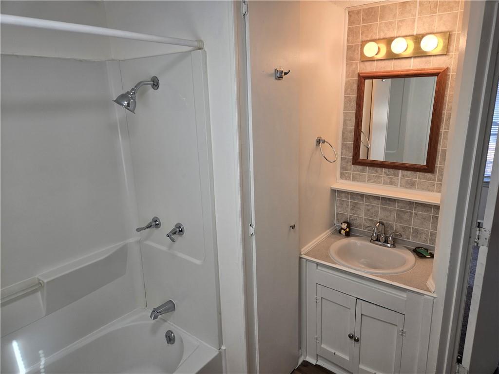 206 E College St, Clinton, MO 64735