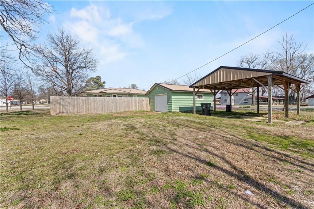 628 Maple St, Chetopa, KS 67336