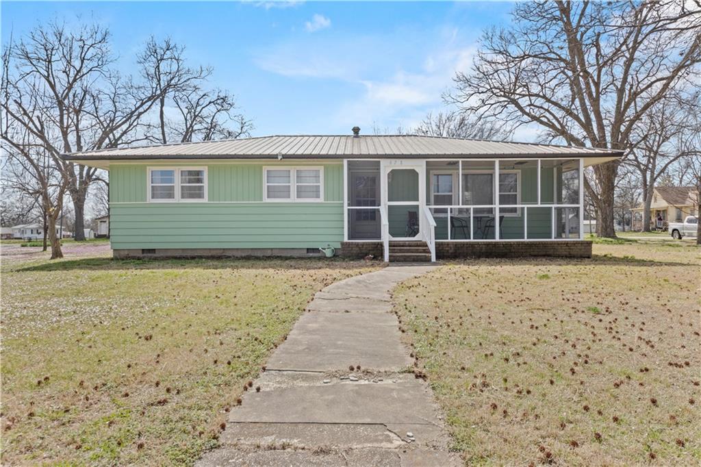 628 Maple St, Chetopa, KS 67336