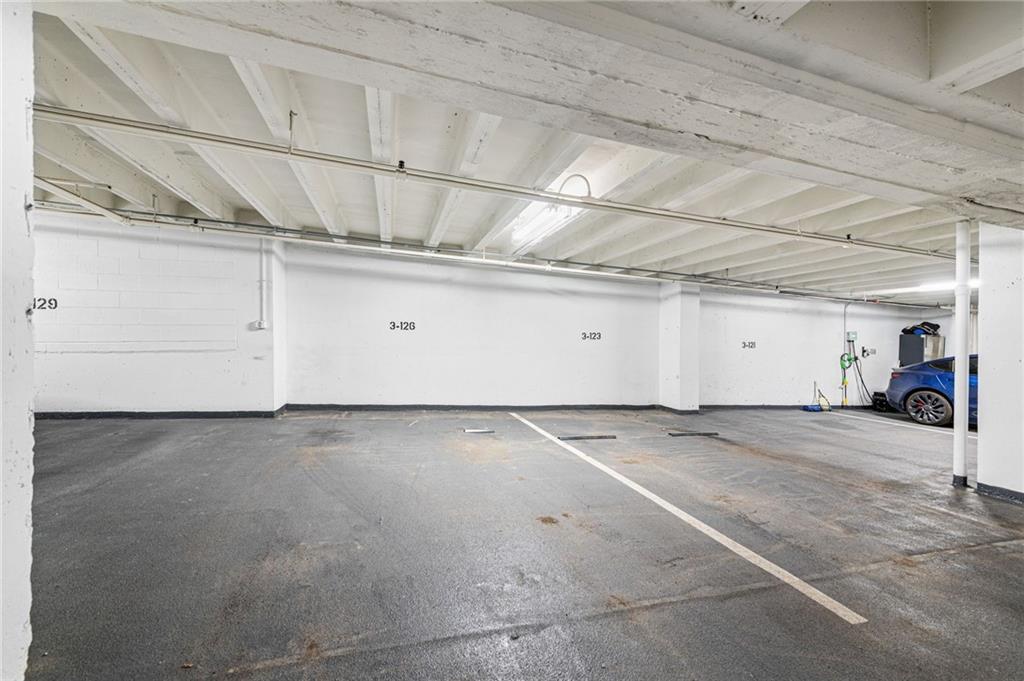 221 W 48th St #1402, Kansas City, MO 64112