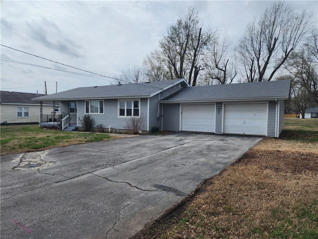 1807 Heagon St, Lamar, MO 64759