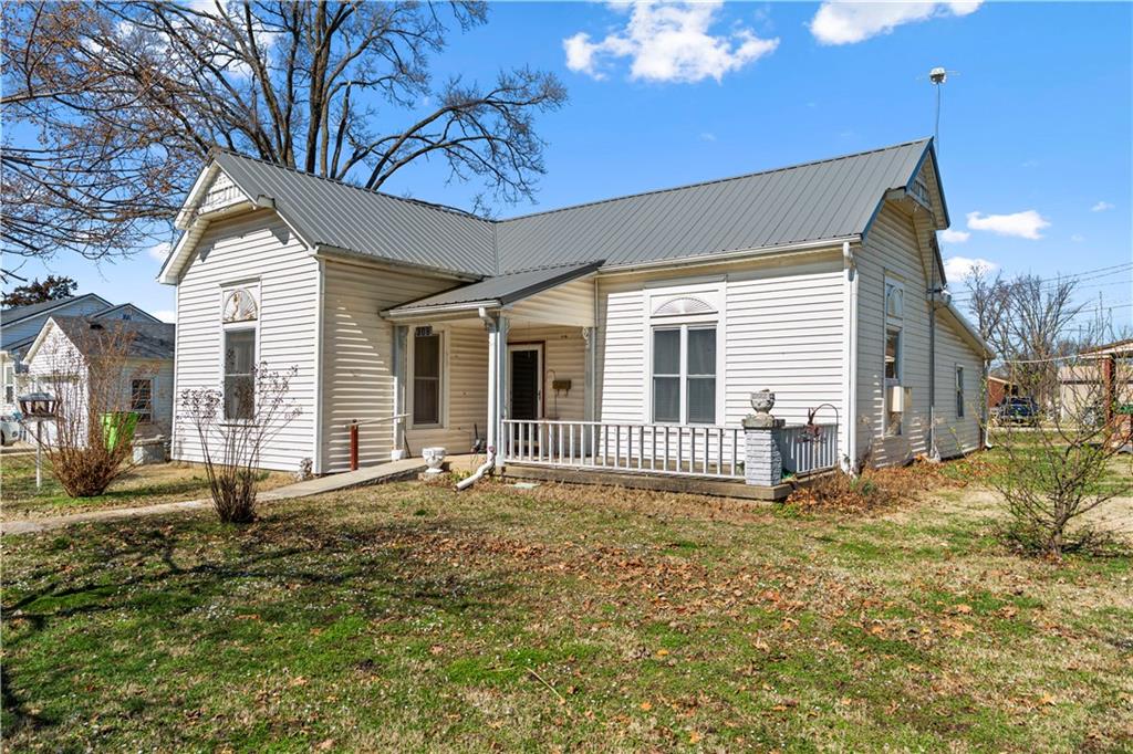 308 E Olive St, Rich Hill, MO 64779