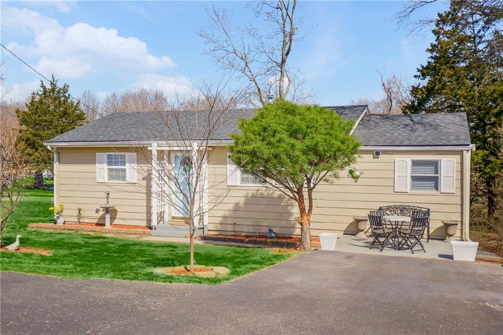 215 E Mary St, Lansing, KS 66043
