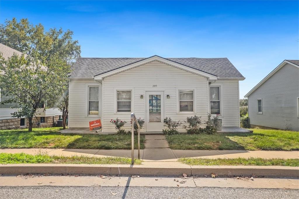 205 High St, Platte City, MO 64079