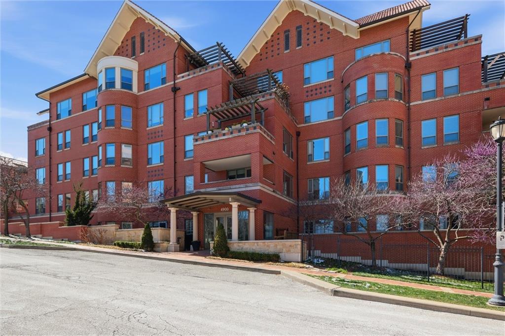 4900 Central #305 St, Kansas City, MO 64112