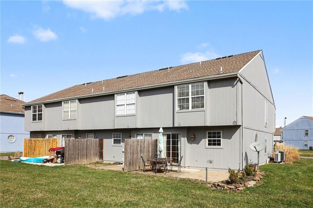 5856 NW Plantation Ln, Lee's Summit, MO 64064