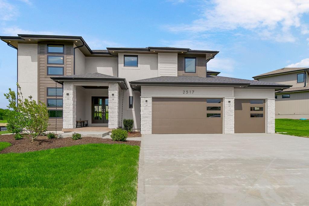 2517 NE Woodland Oak Cir, Lee's Summit, MO 64086
