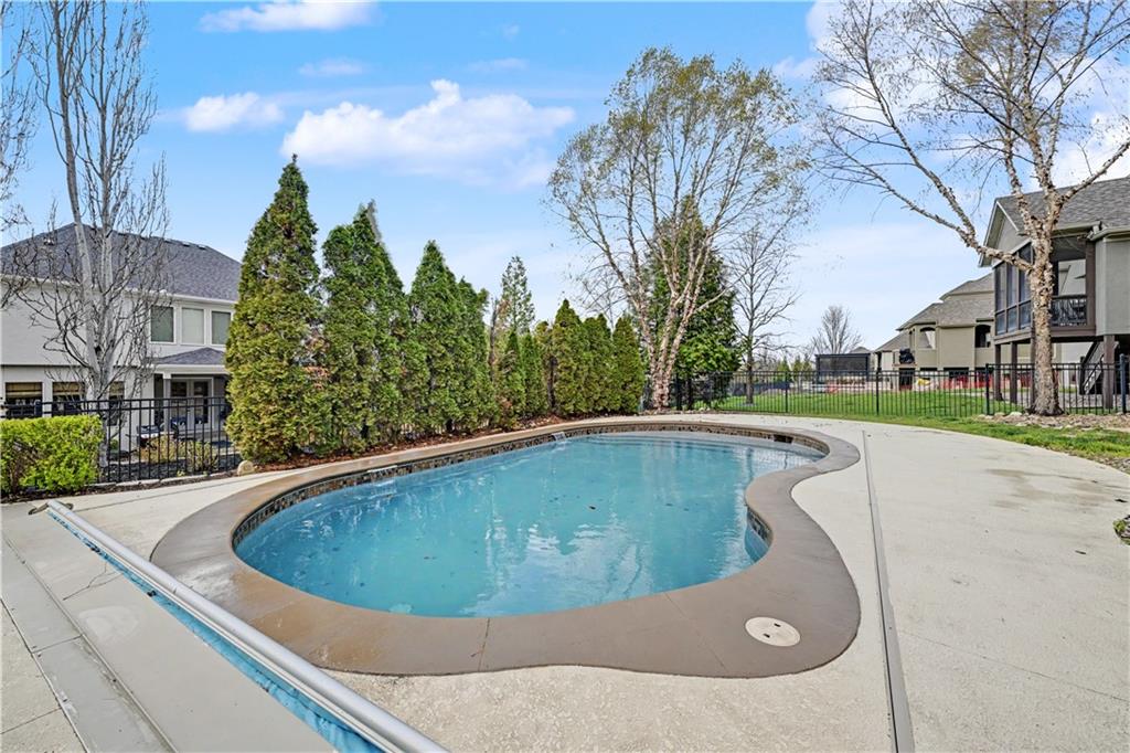 9429 W 162nd St, Overland Park, KS 66085