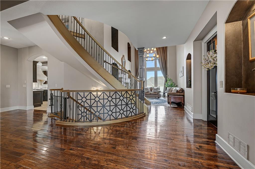 9429 W 162nd St, Overland Park, KS 66085