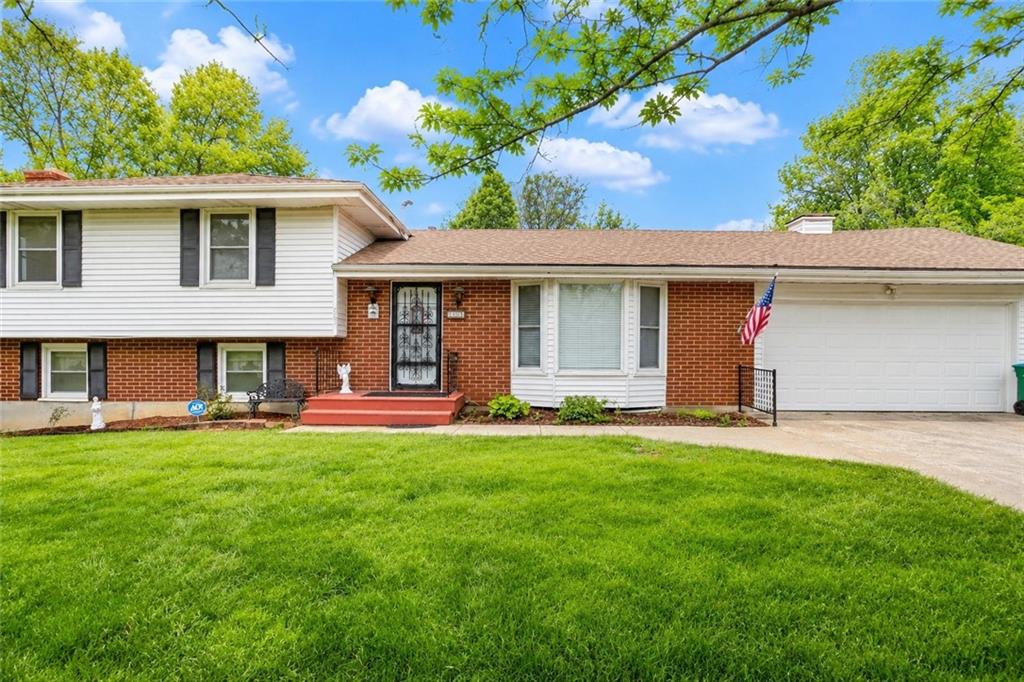 881 E 1st St, Peculiar, MO 64078