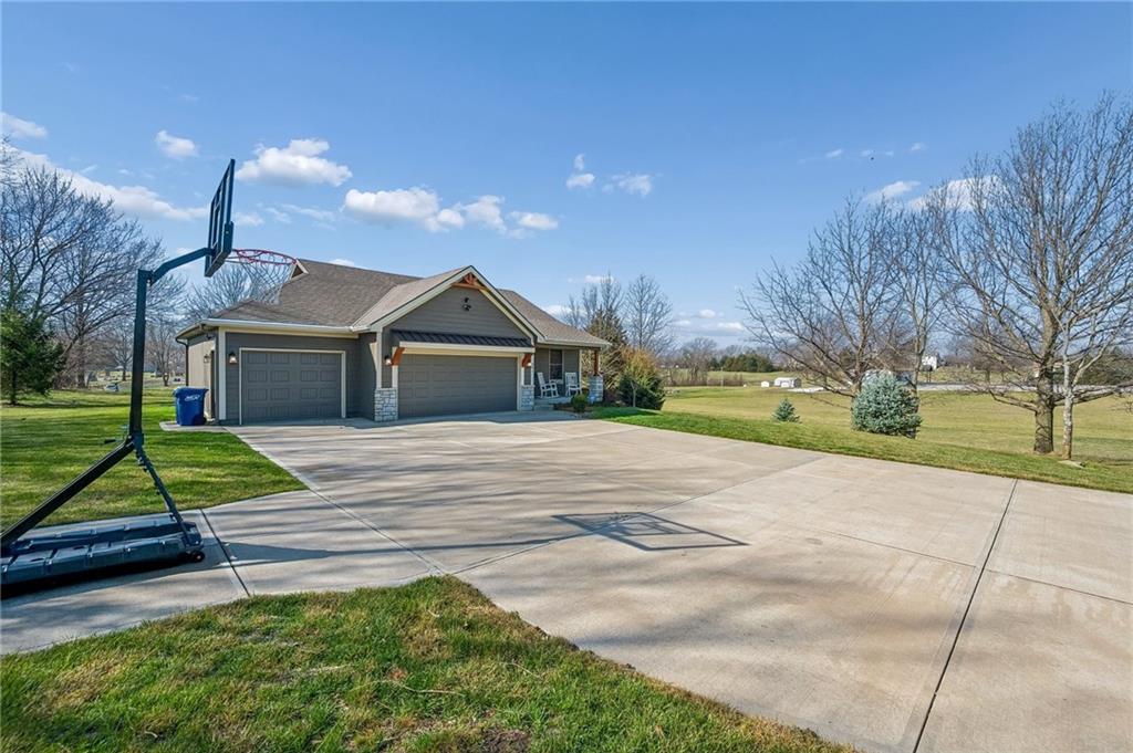 301 NW 179th St, Smithville, MO 64089
