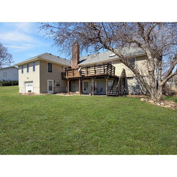 1405 High Dr, Lexington, MO 64067