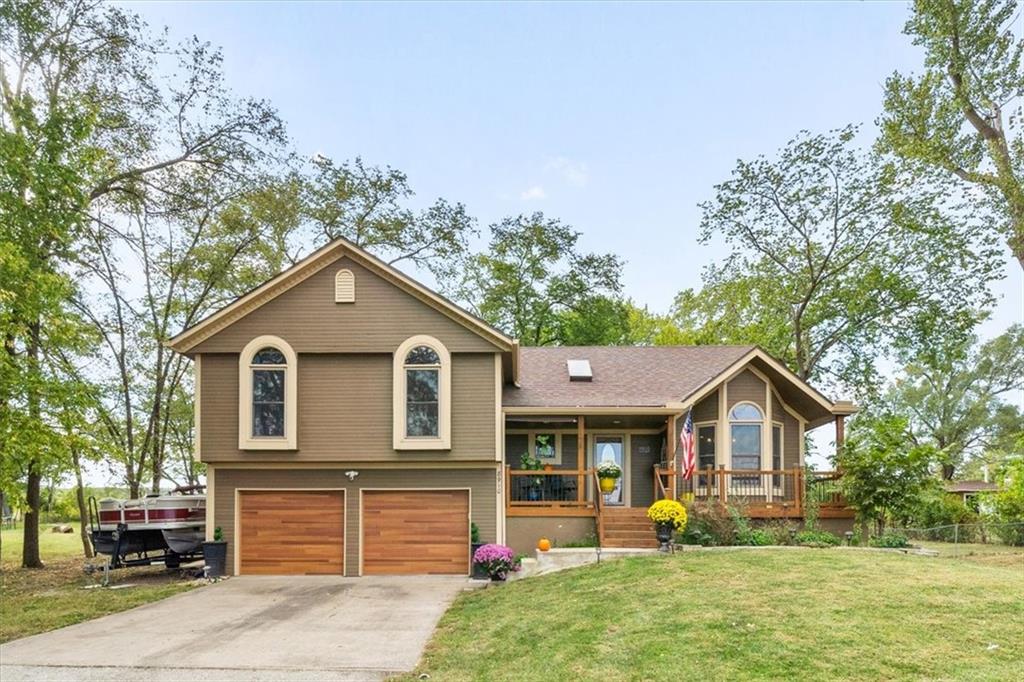 8910 Lexington Ave, De Soto, KS 66018