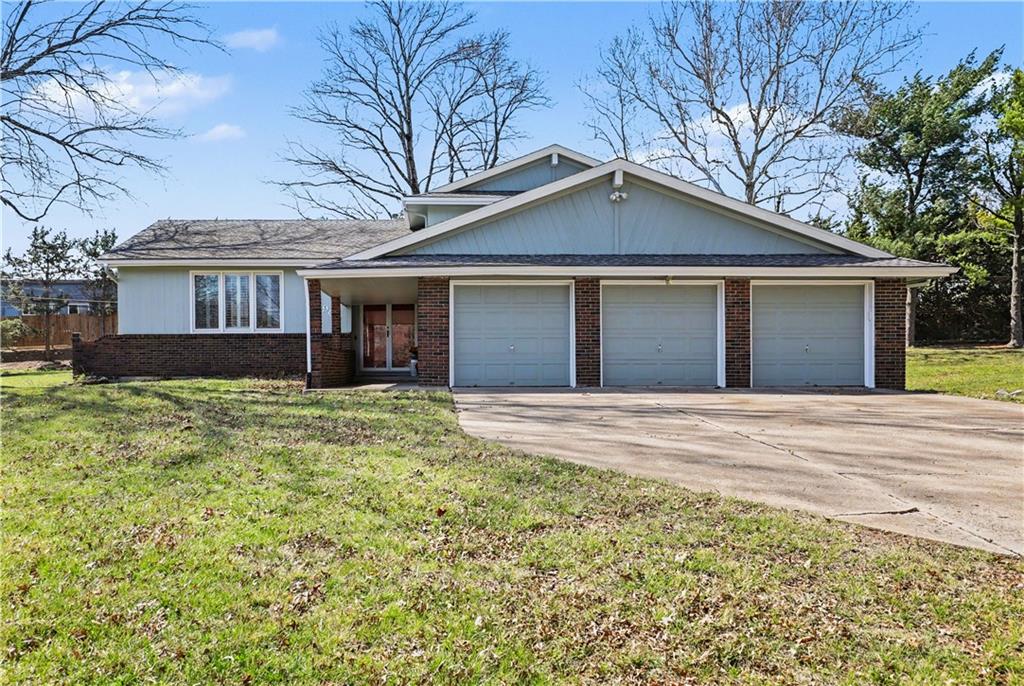 909 Tam O'shanter St, Kansas City, MO 64145