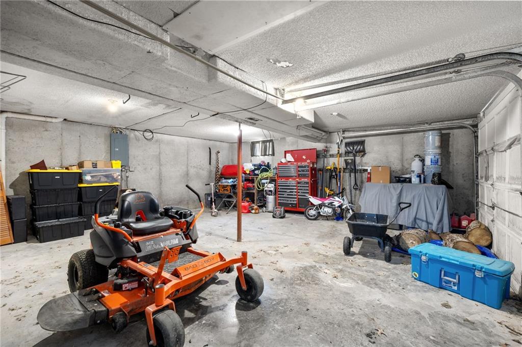 271 NW 75 Rd, Centerview, MO 64019