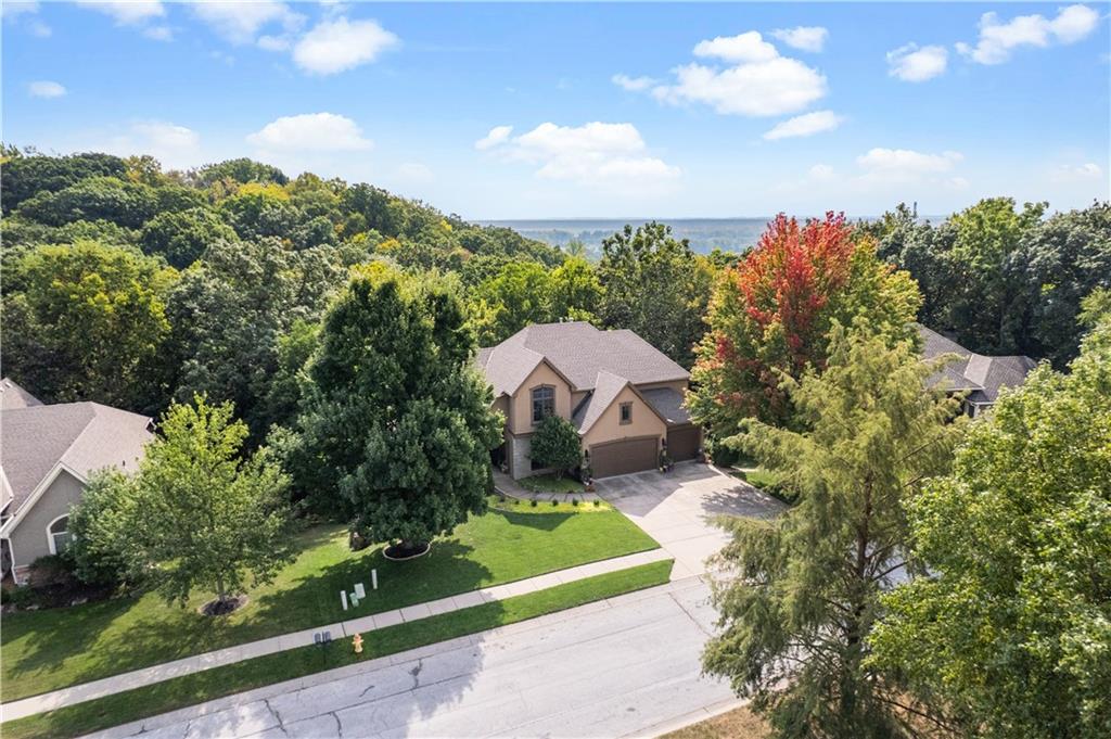 10514 River Hills Dr, Parkville, MO 64152