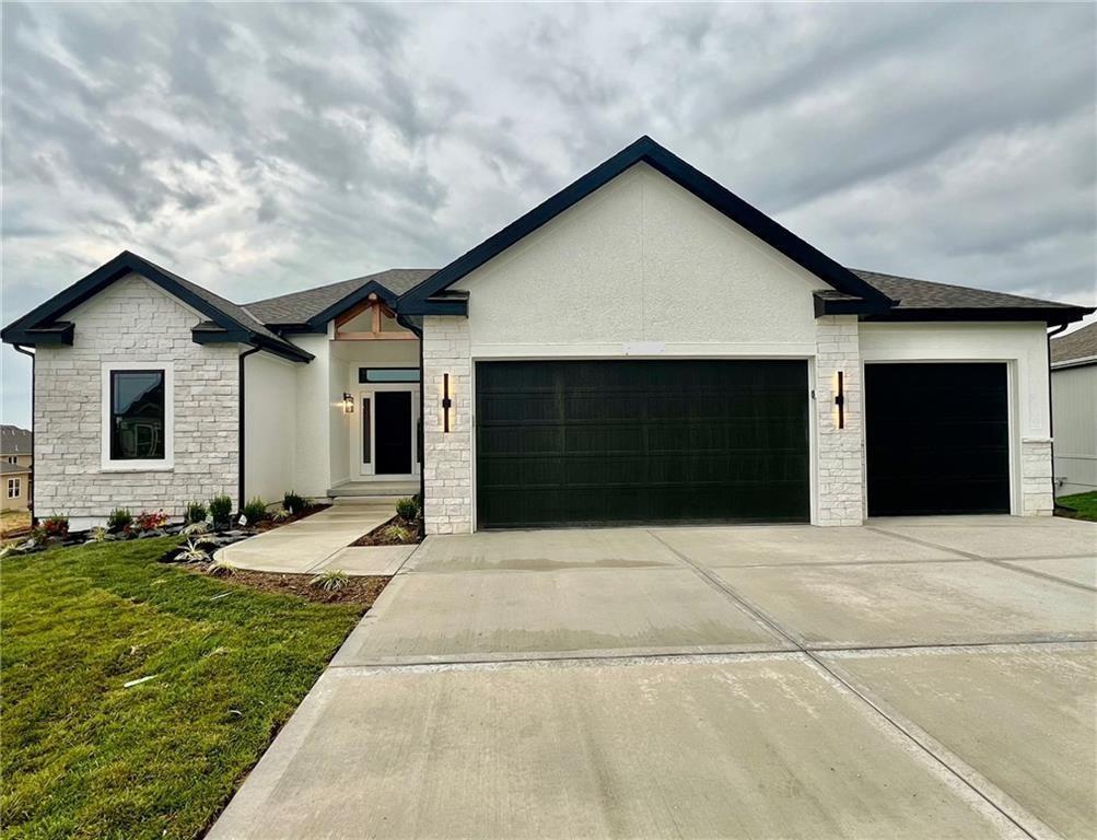1925 Longview Dr, Liberty, MO 64068