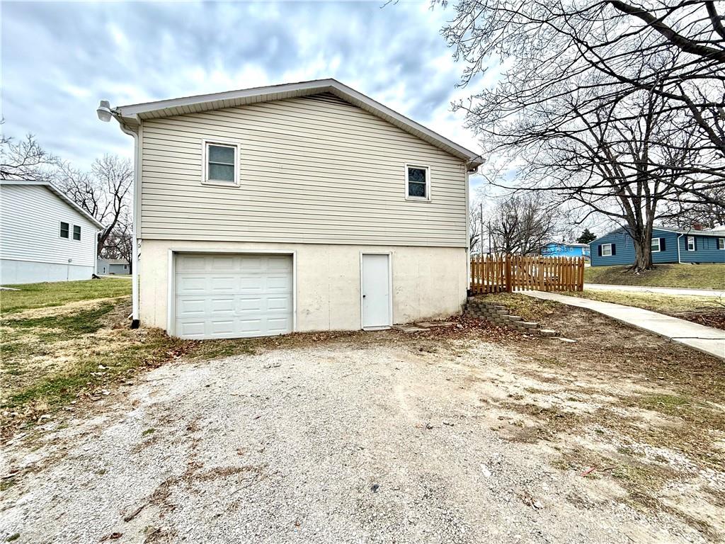 422 E Thompson St, Maryville, MO 64468
